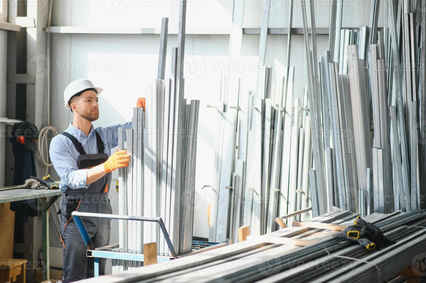 profesional tessuto lavoratore. metallo in lavorazione pianta. un' lavoratore a un' metallo profilo magazzino. foto