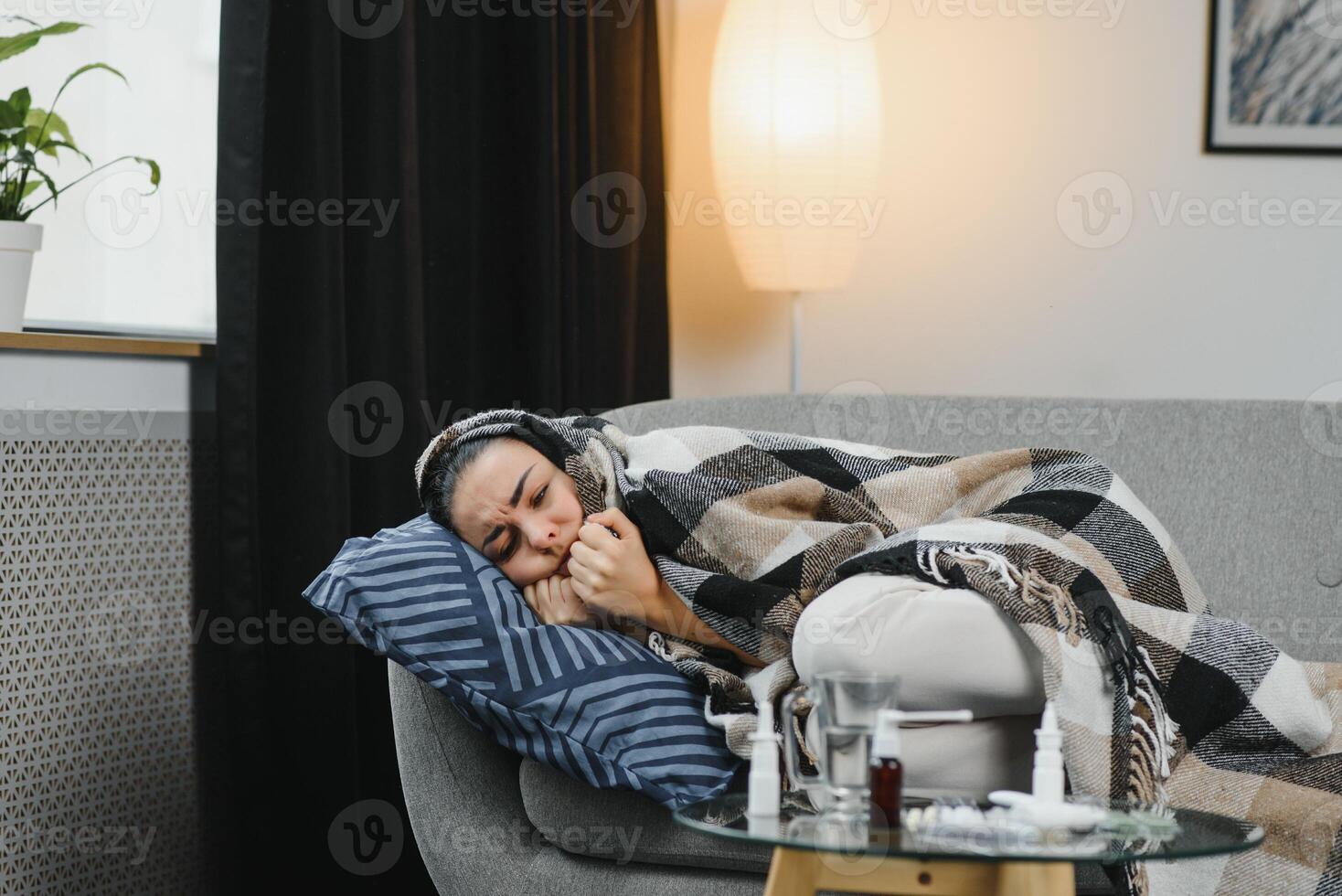 giovane malato donna nel letto a casa. foto