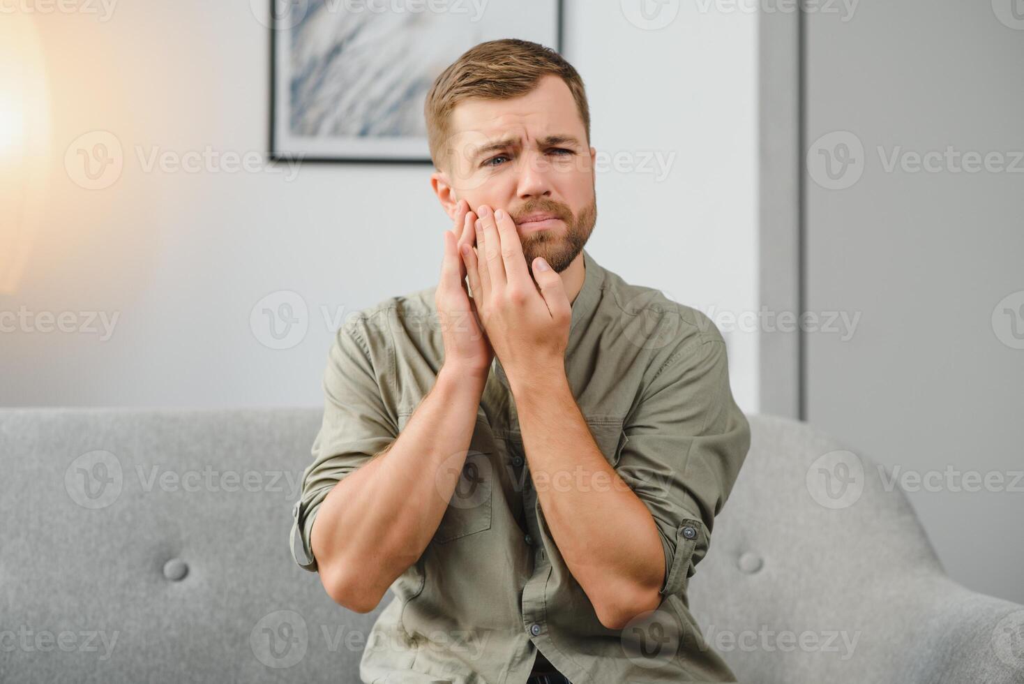 dentale Salute i problemi concetto. uomo sofferenza a partire dal forte mal di denti. foto