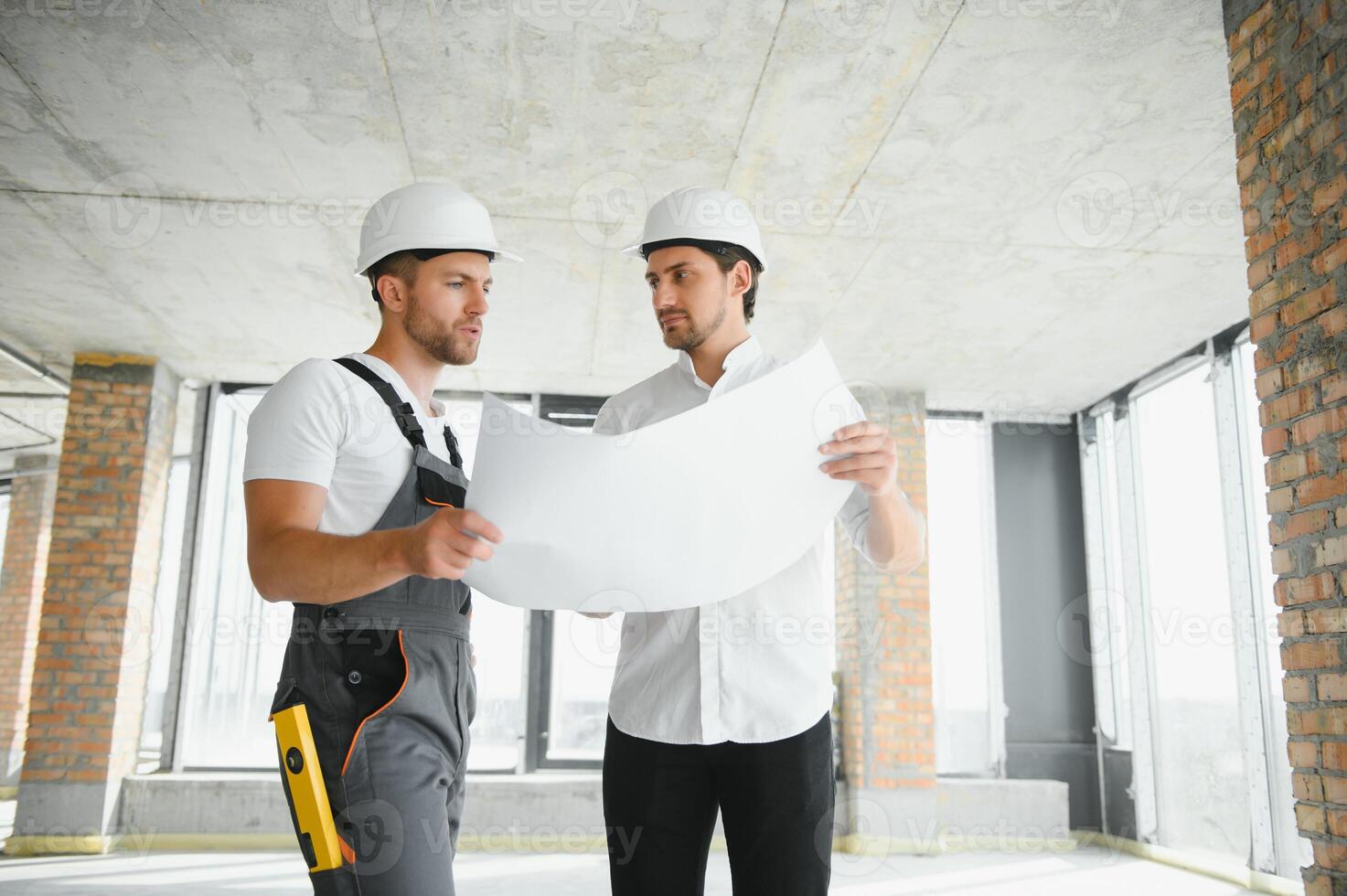 Visualizza di un' lavoratore e architetto Guardando alcuni dettagli su un' costruzione foto