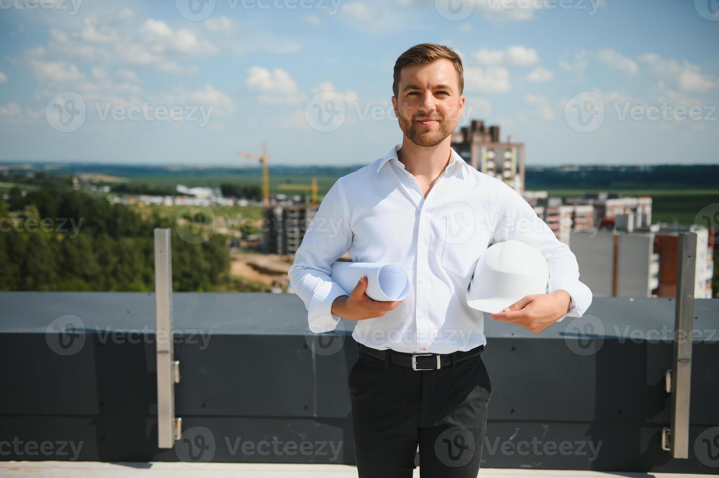 attività commerciale architetto uomo indossare elmetto protettivo in piedi di un' edificio progetto foto