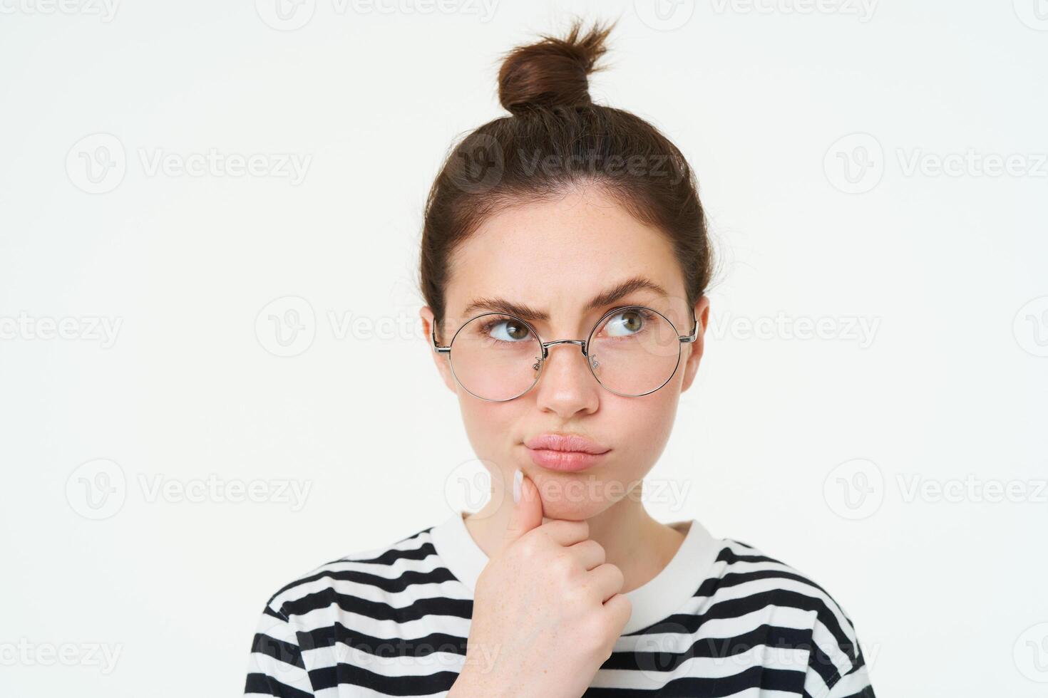 Immagine di donna nel occhiali, pensiero, meditando qualcosa, guardare lontano con riflessivo viso, analizzando, in piedi al di sopra di bianca sfondo foto
