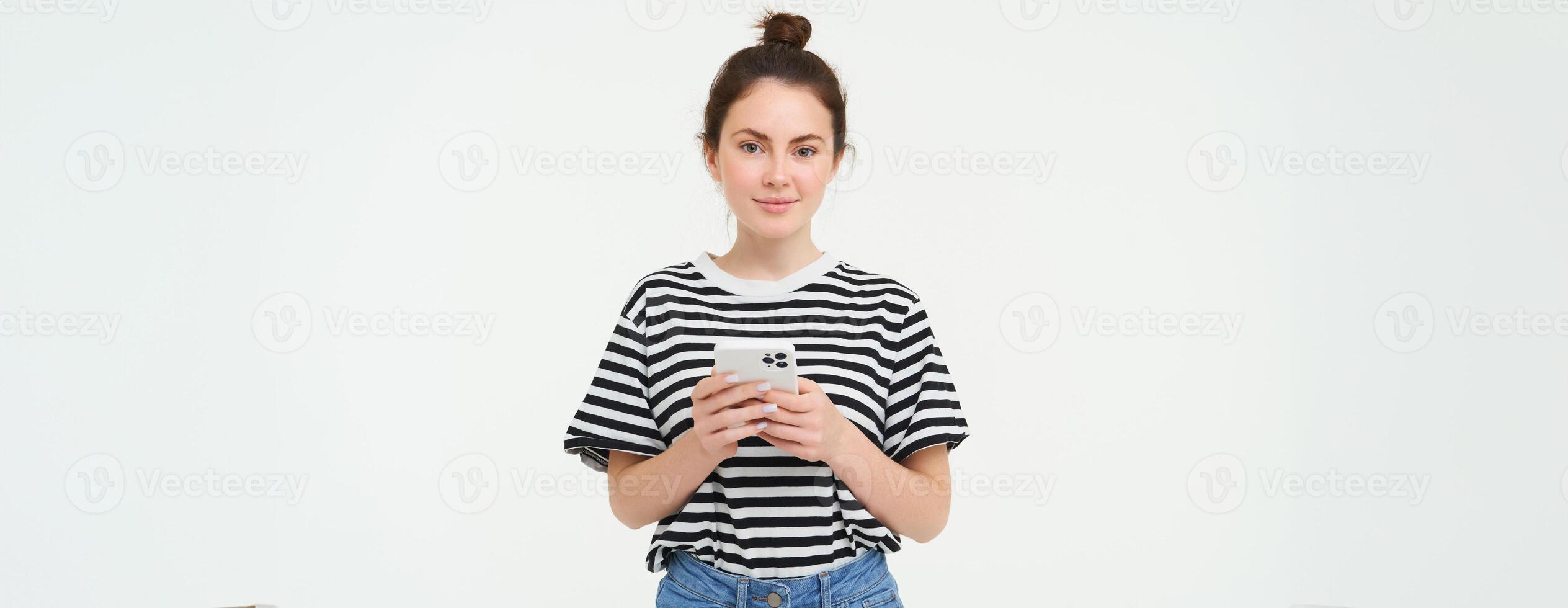 tecnologia e stile di vita. giovane donna in piedi al di sopra di bianca sfondo con smartphone foto