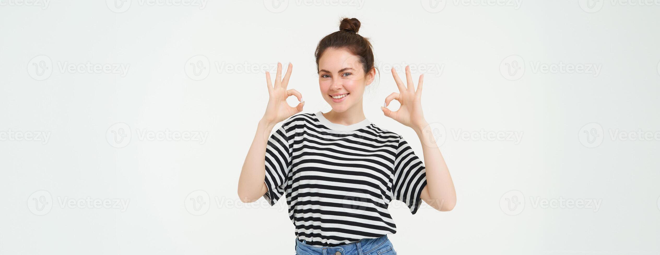 eccellente scelta. sorridente elegante giovane donna, mostrando bene, ok gesto, zero cartello, in piedi al di sopra di bianca sfondo foto