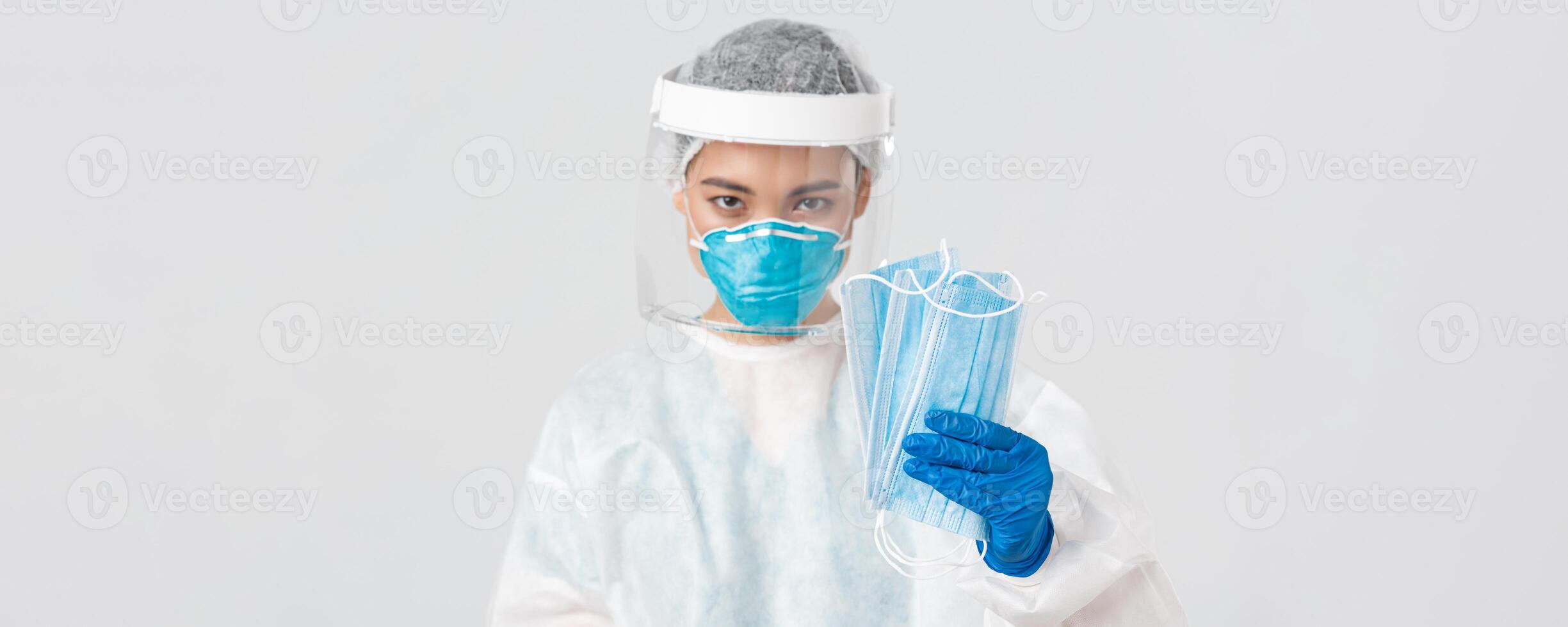 covid19, coronavirus patologia, assistenza sanitaria lavoratori concetto. fiducioso dall'aspetto serio femmina asiatico medico nel personale protettivo attrezzatura insistere paziente indossare medico maschere, bianca sfondo foto