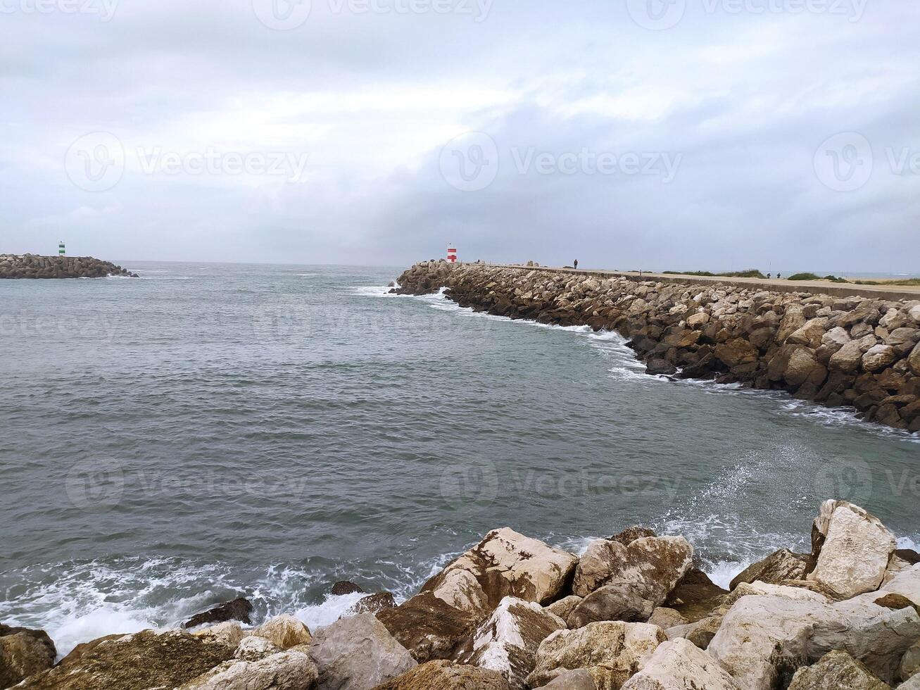 oceano riva nel tempestoso inverno tempo atmosferico. onde con spruzzi schianto contro il molo. foto