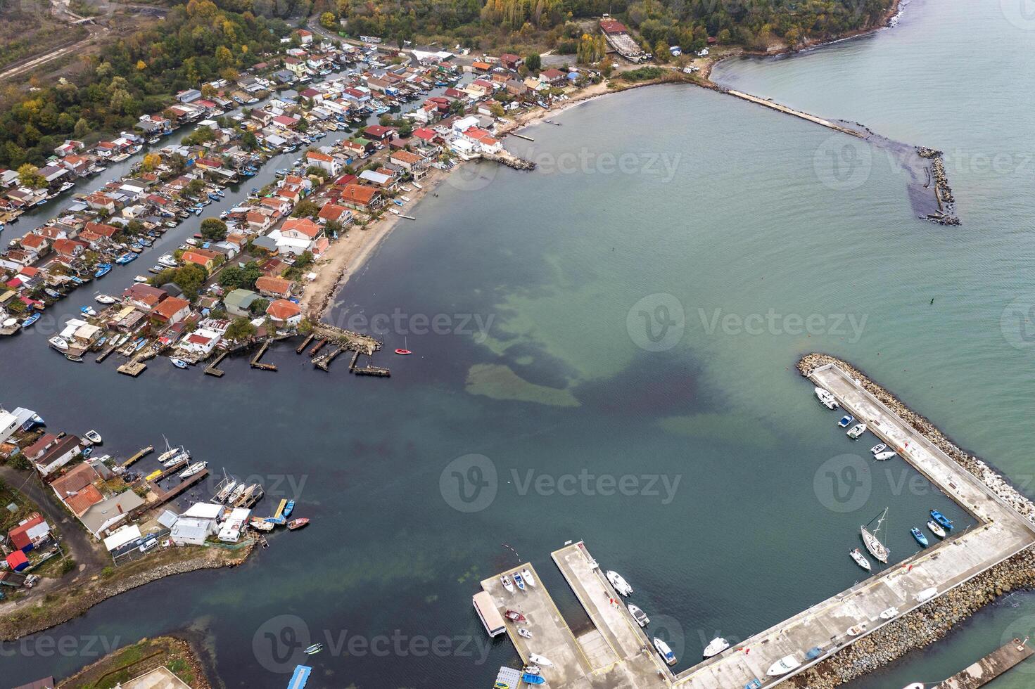 aereo Visualizza di un' pesca villaggio e porta vicino il città di Burgas, Bulgaria foto