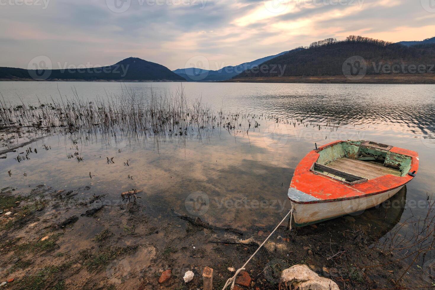 il idilliaco umore su un' sponde del lago con un' di legno barca foto