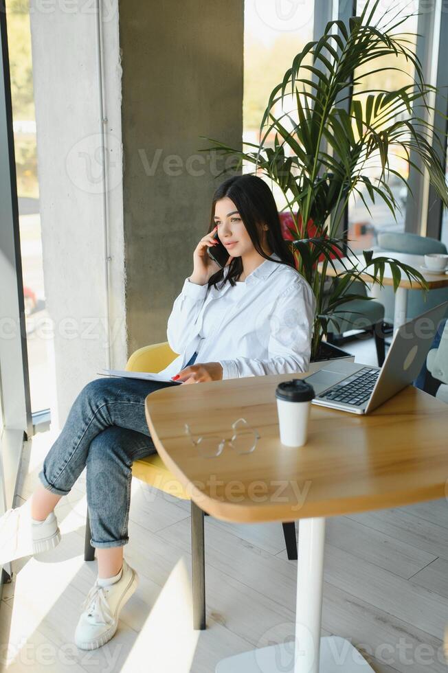 fricchettone ragazza uso il computer portatile enorme soffitta studio.studente ricercando processi lavoro.giovane attività commerciale donna Lavorando creativo avviare moderno ufficio.analizza mercato magazzino, nuovo strategia foto