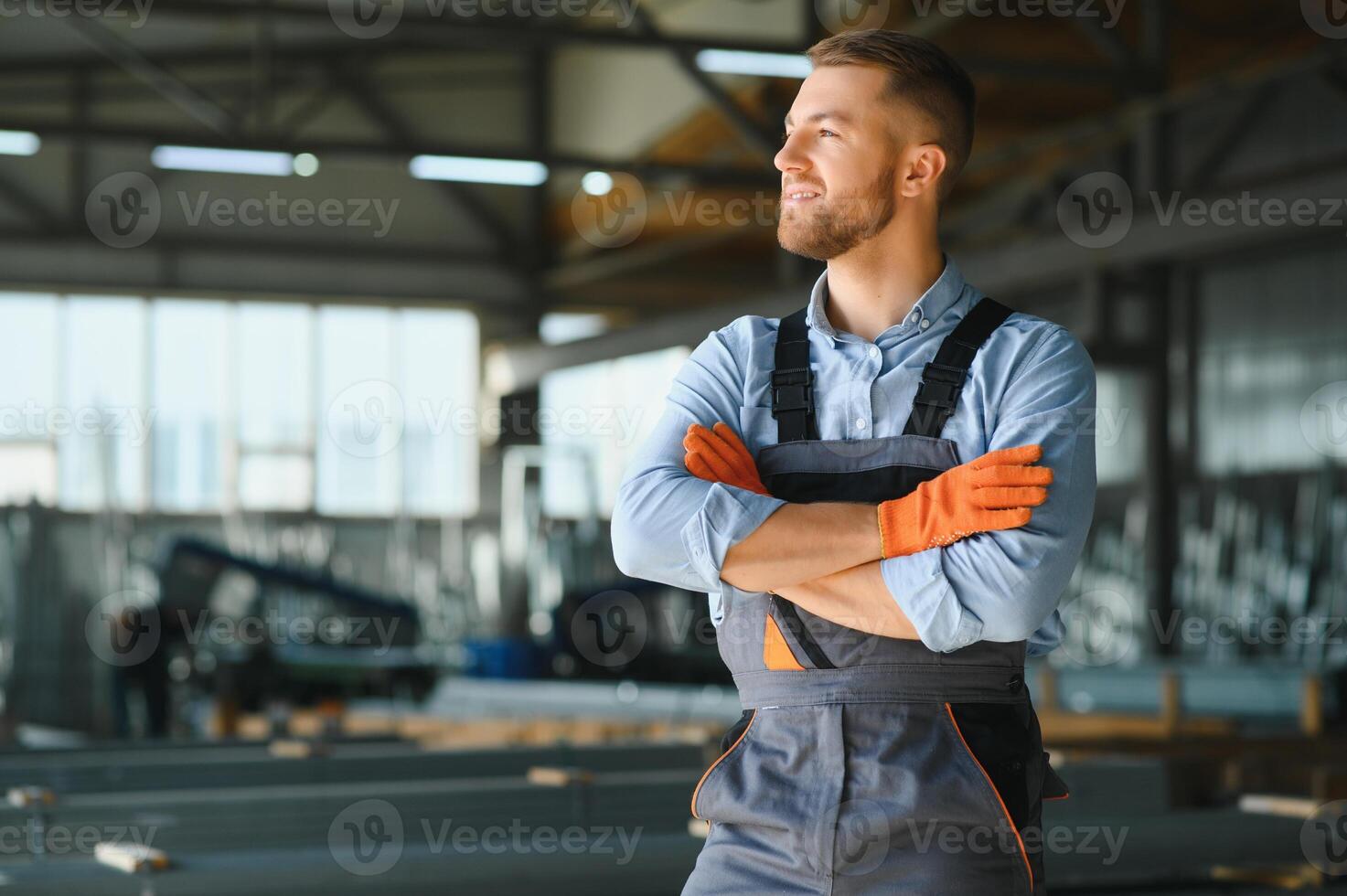 profesional tessuto lavoratore. metallo in lavorazione pianta. un' lavoratore a un' metallo profilo magazzino. foto