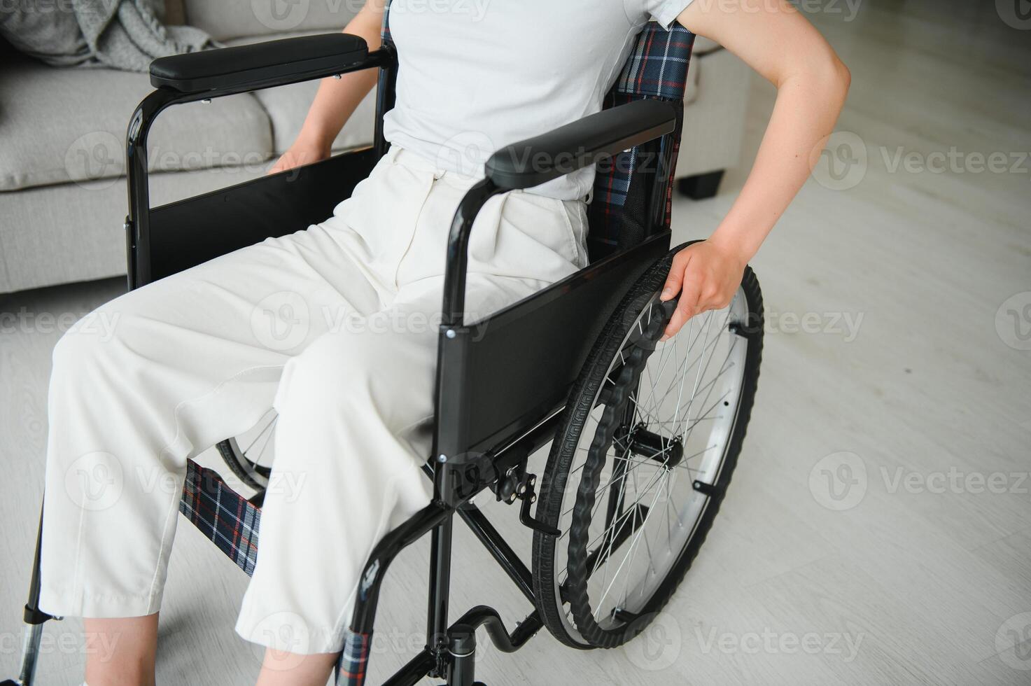 giovane donna seduta nel un' sedia a rotelle foto