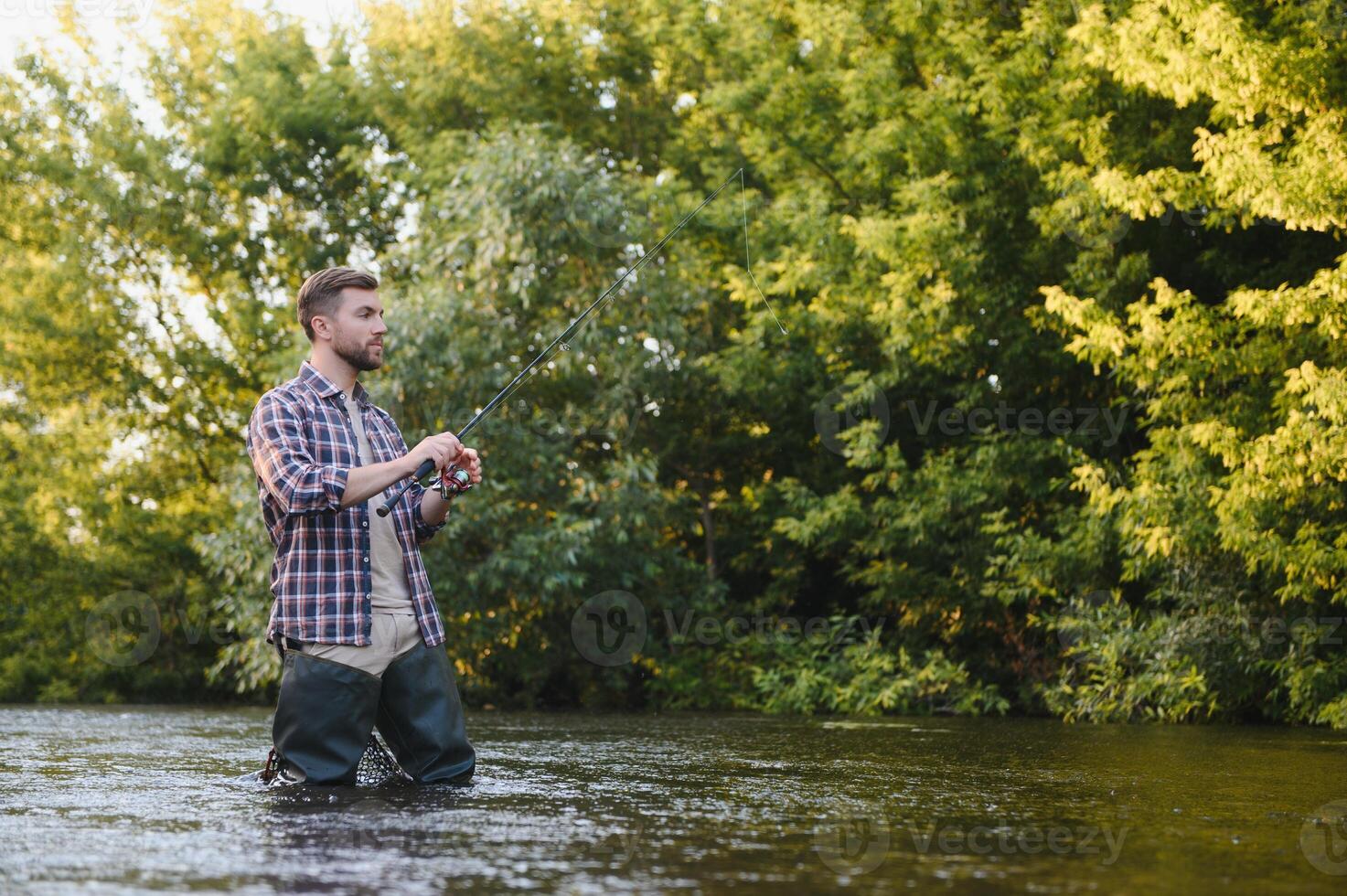 maschio passatempo. pronto per pesca. rilassare nel naturale ambiente. trota esca. barbuto elegante uomo. uomo rilassante natura sfondo. strategia. passatempo sport attività. attività e passatempo. attraente e pesca foto