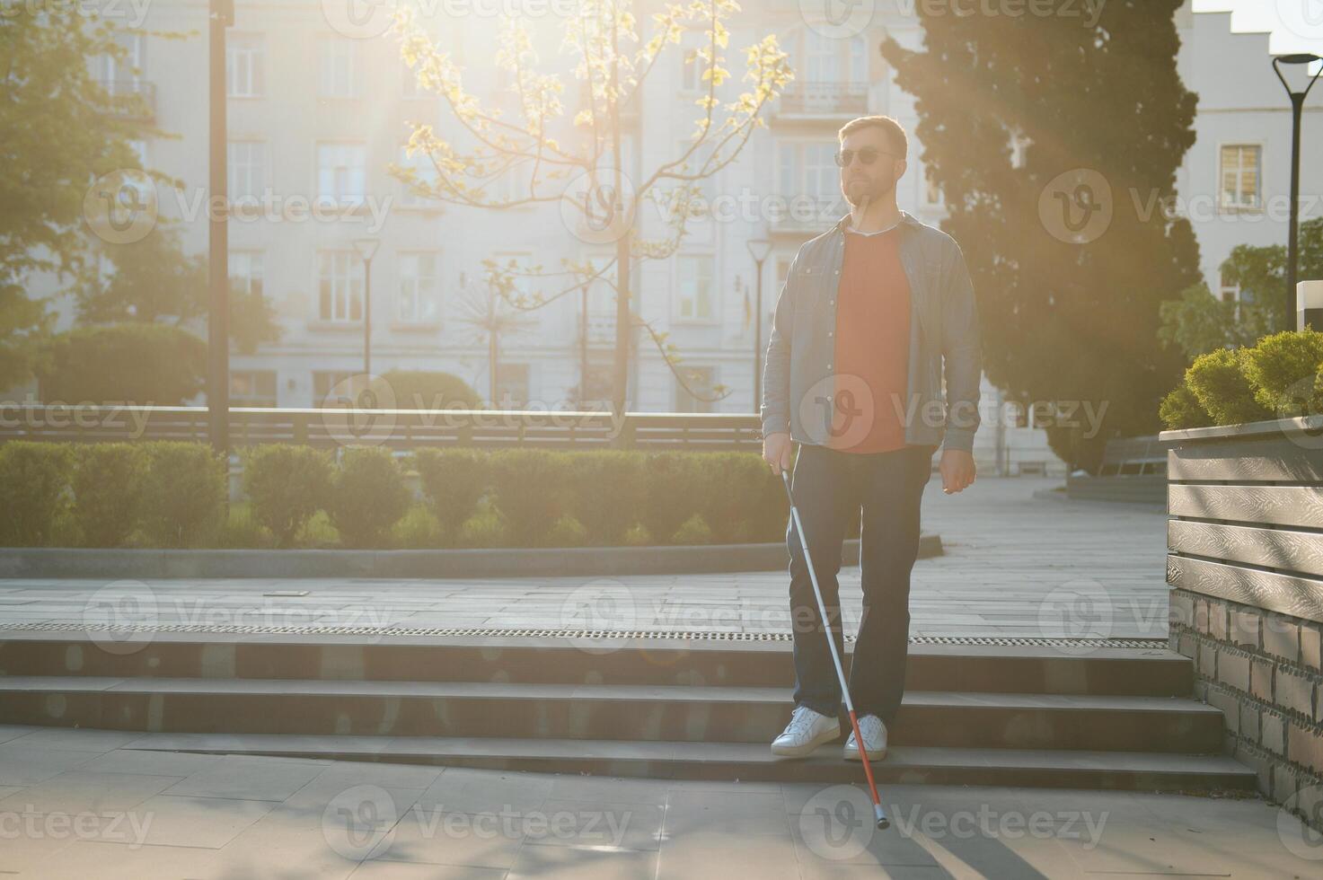 cieco uomo. persone con disabilità, portatori di handicap persona e ogni giorno vita. visivamente alterata uomo con a piedi bastone. foto