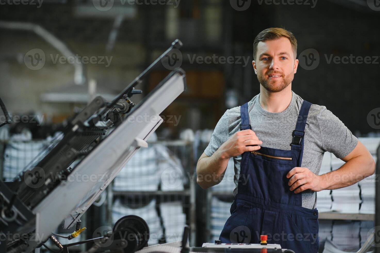 stampa Casa. il stampante lavori nel un' moderno produzione sala. foto