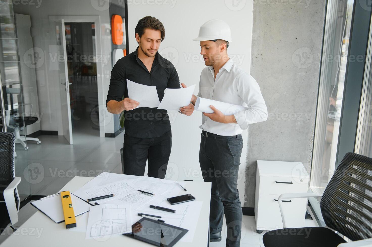 ingegnere o architetto lavoro di squadra Lavorando su costruzione progetto con edificio modello e planimetria nel ufficio. costruzione concetto. foto