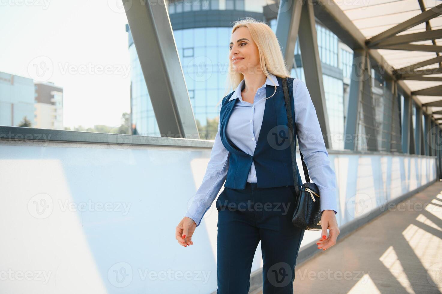 ritratto di attività commerciale donna sorridente all'aperto foto