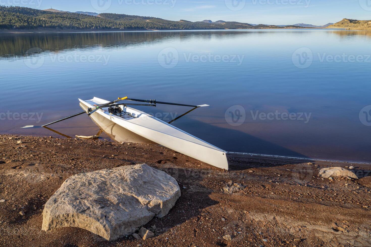 costiero canottaggio conchiglia su un' riva di carrettiere lago nel settentrionale Colorado nel inverno scenario foto