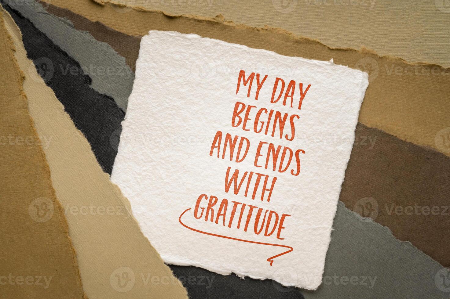 mio giorno inizia e finisce con gratitudine - positivo affermazione parole, ispirazione grafia su arte carta foto