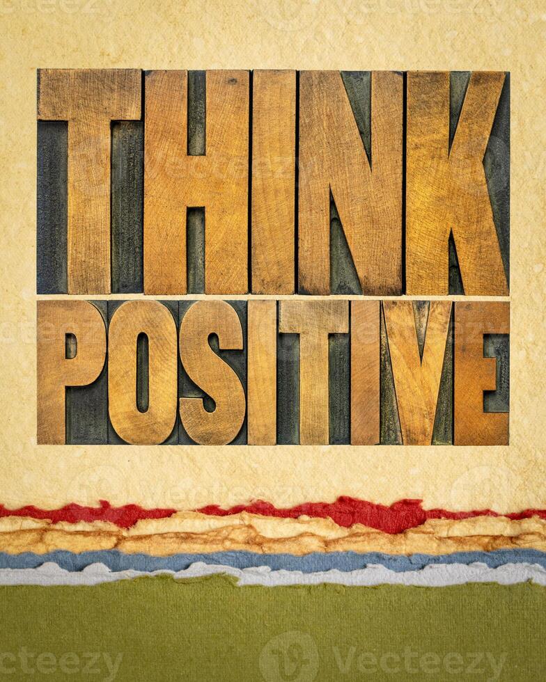 pensare positivo - parola astratto nel Vintage ▾ tipografica legna genere blocchi su arte carta, ottimismo e mentalita concetto foto