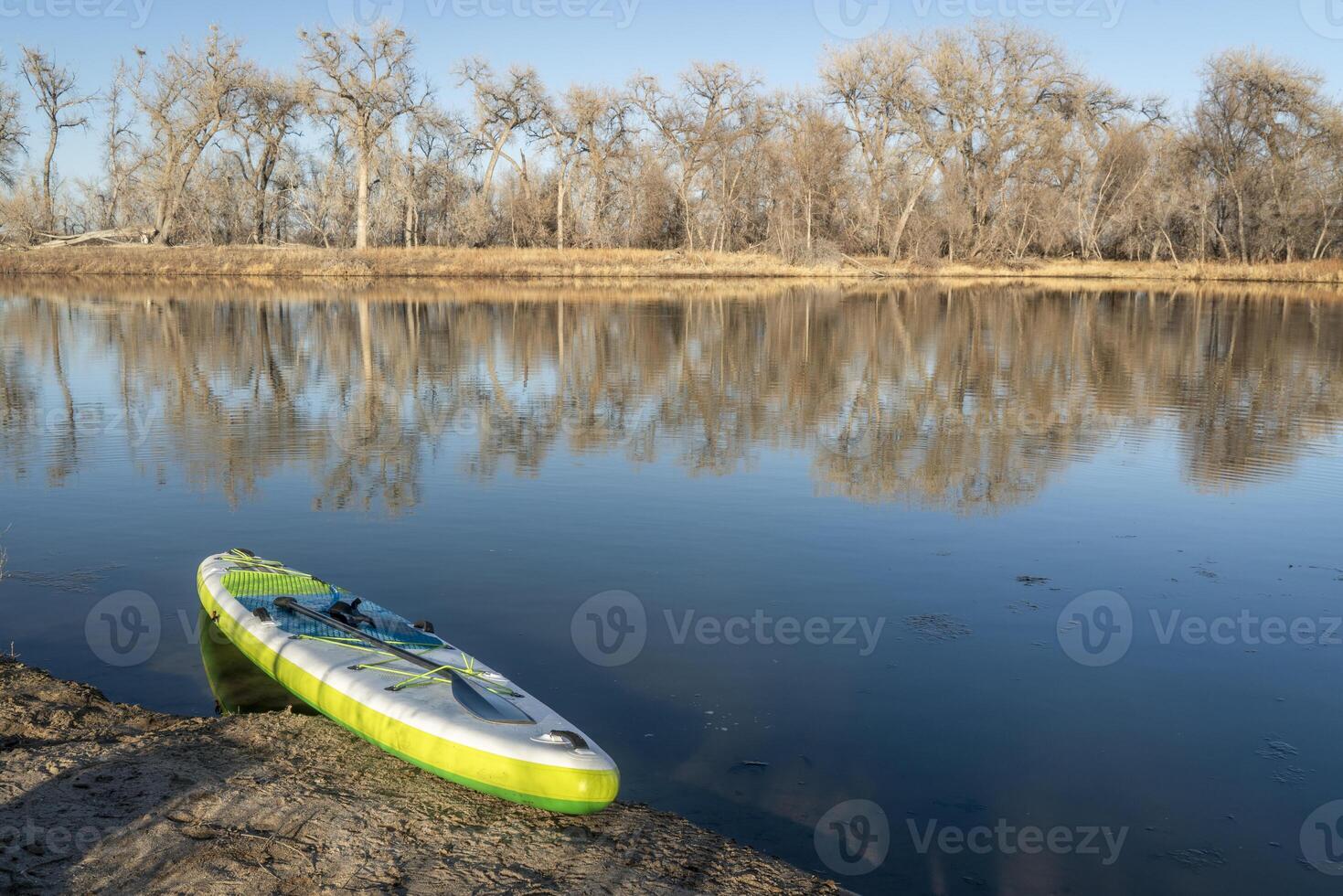 gonfiabile In piedi su paddleboard su un' lago nel presto primavera - prospettiva stagni, uno di natura le zone lungo il poudre fiume nel forte collins, Colorado foto