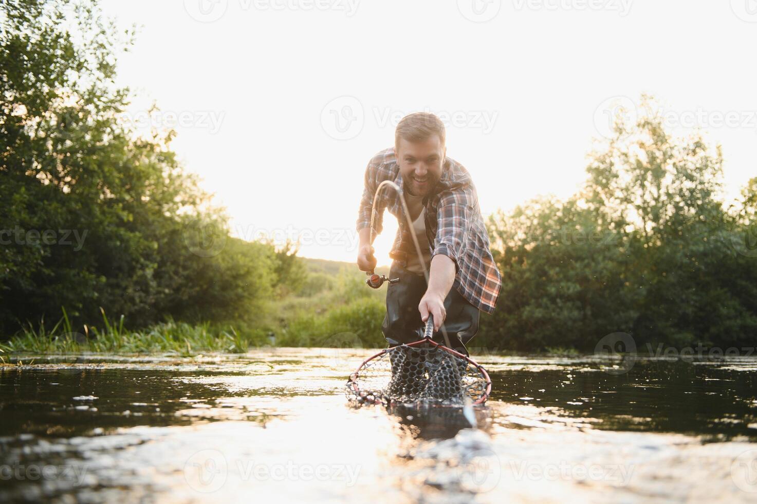 pescatore a caccia trote nel montagna fiume. pesca netto dettaglio. foto