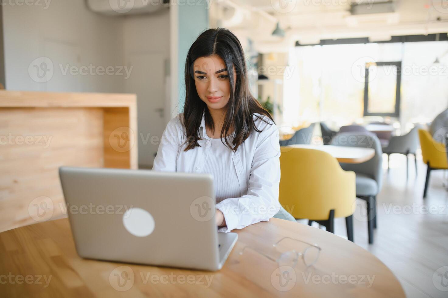 fricchettone ragazza uso il computer portatile enorme soffitta studio.studente ricercando processi lavoro.giovane attività commerciale donna Lavorando creativo avviare moderno ufficio.analizza mercato magazzino, nuovo strategia foto