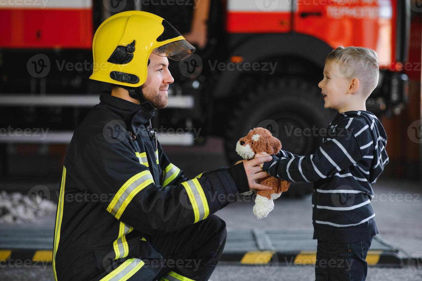 pompiere Tenere bambino ragazzo per Salva lui nel fuoco e fumo, vigili del fuoco salvare il ragazzi a partire dal fuoco foto