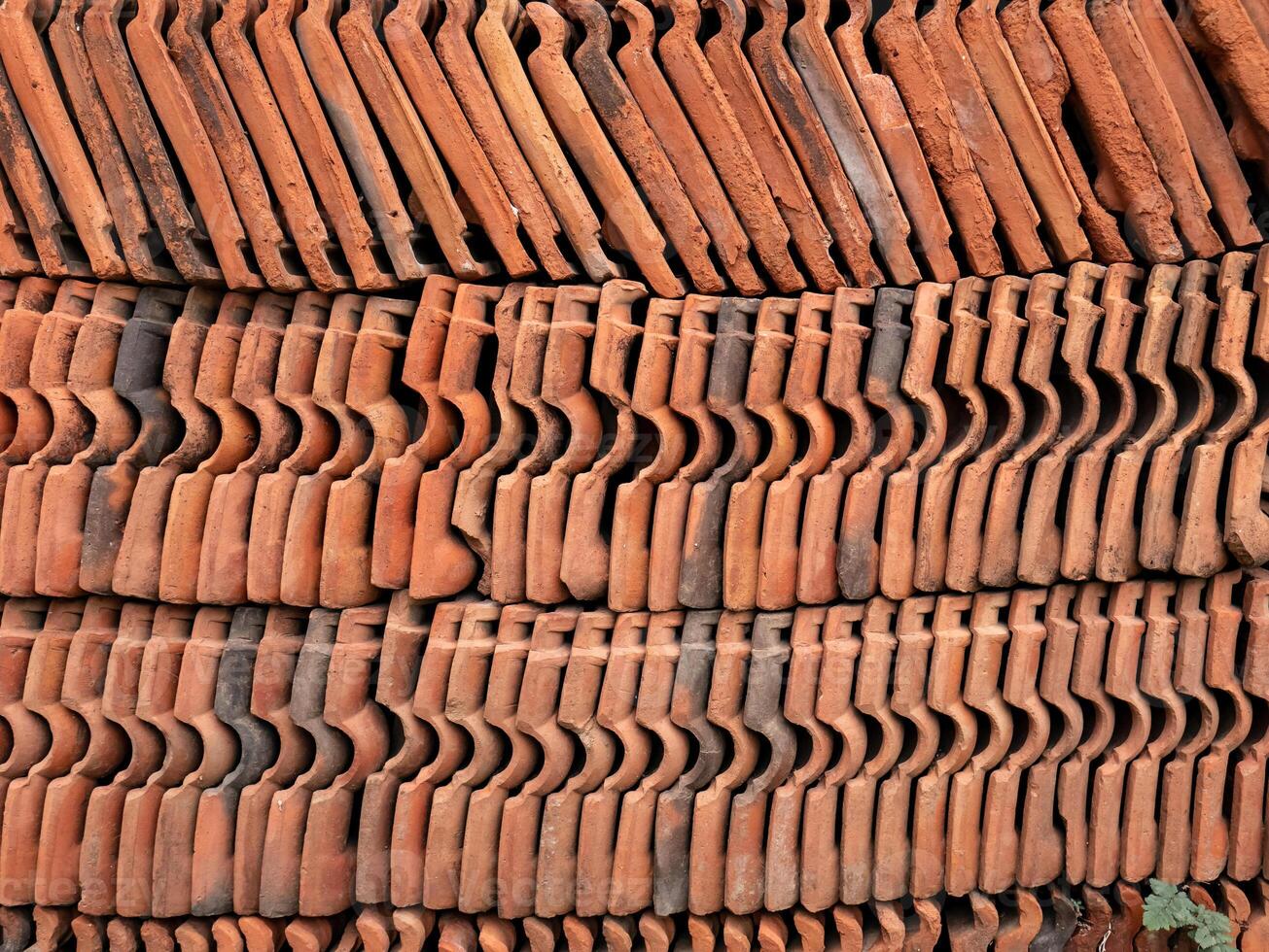 mucchio di tetto piastrelle fatto di argilla foto