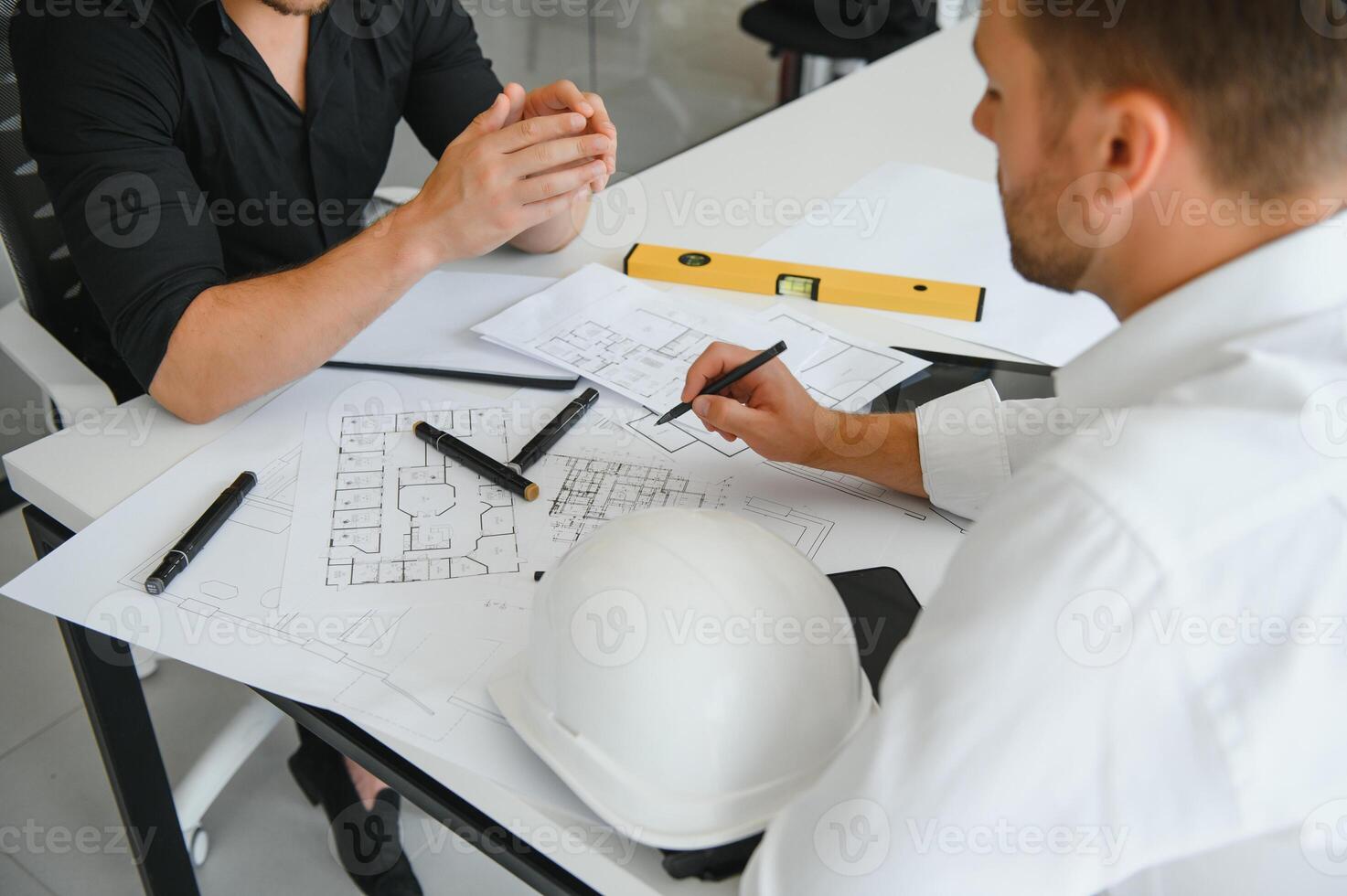 ingegnere o architetto lavoro di squadra Lavorando su costruzione progetto con edificio modello e planimetria nel ufficio. costruzione concetto. foto