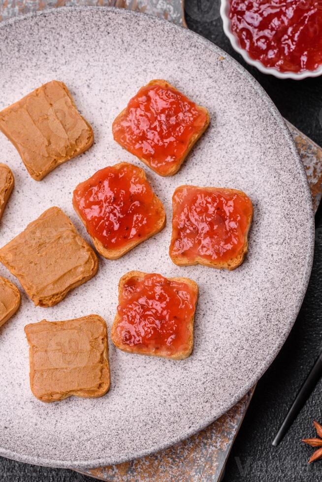 delizioso nutriente panini con arachide Burro, fragola marmellata foto