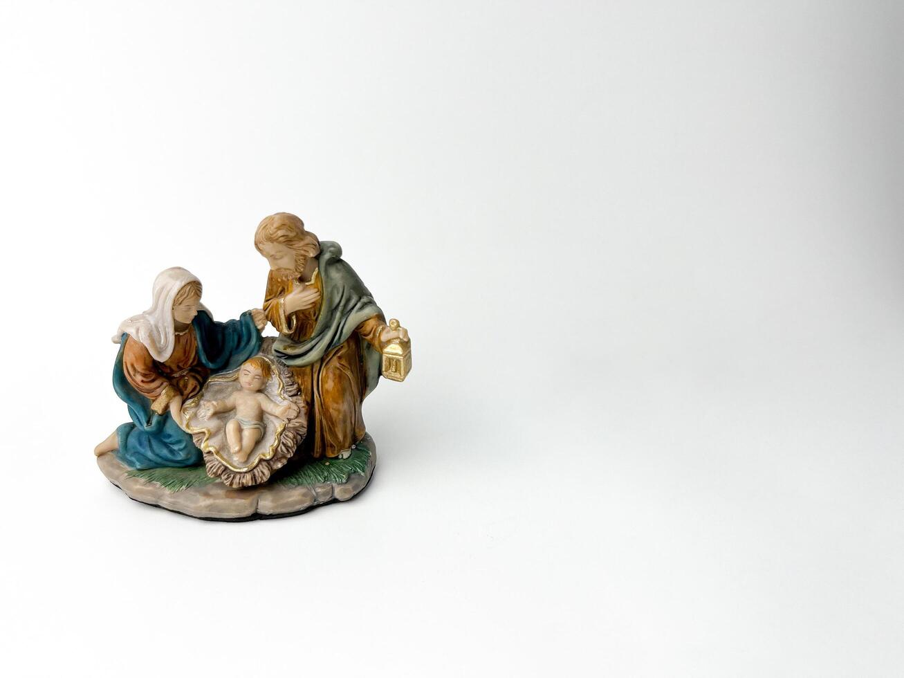 maria, Joseph, e bambino Gesù decorativo interno oggetto fotografia isolato su pianura bianca orizzontale studio sfondo con vuoto copia spazio per testi. foto