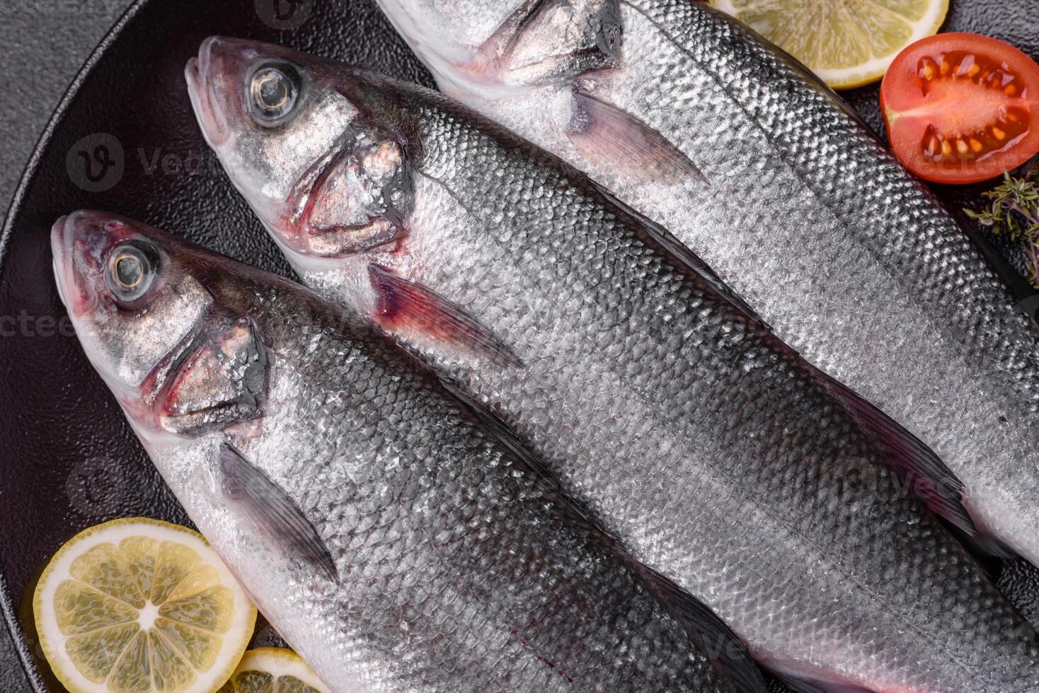 fresco crudo oceano mare basso pesce con sale, spezie e erbe aromatiche foto