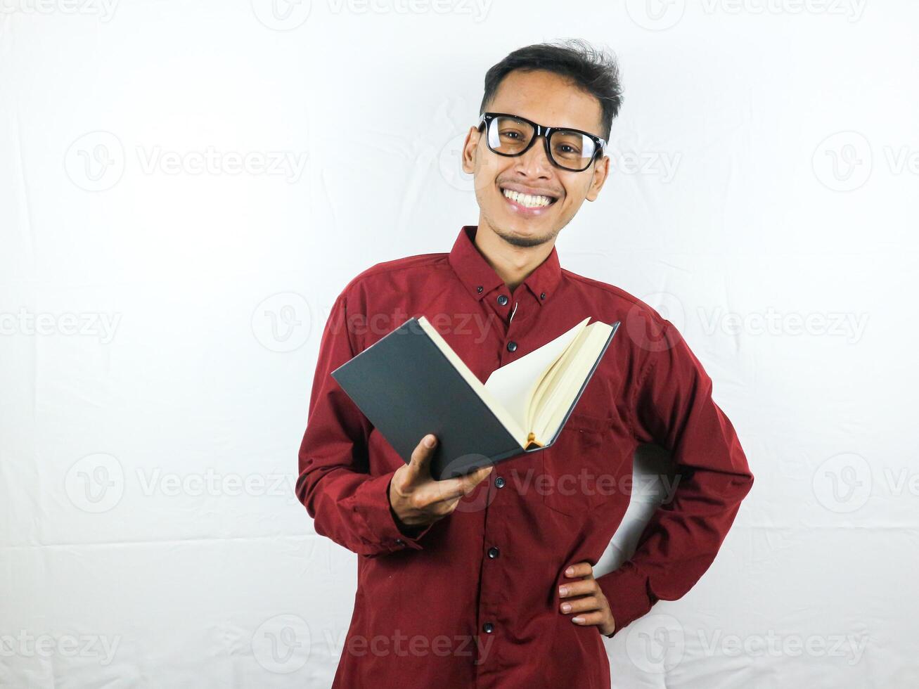 bello asiatico attività commerciale uomo sorridente e Tenere e lettura libro nel mano foto