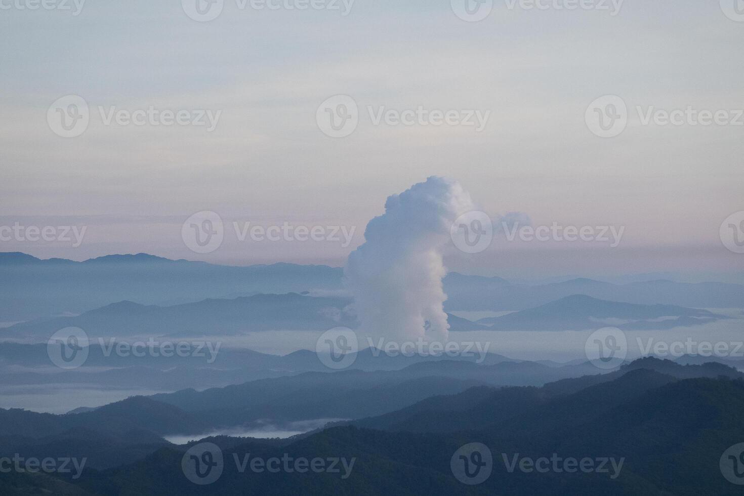 bellissimo mattina scenario con nebbia nel il sfondo a mae mah lignite carbone energia pianta, lampang, Tailandia industriale bianca vapore a partire dal raffreddamento e Torre tubi, industriale e ambientale temi foto