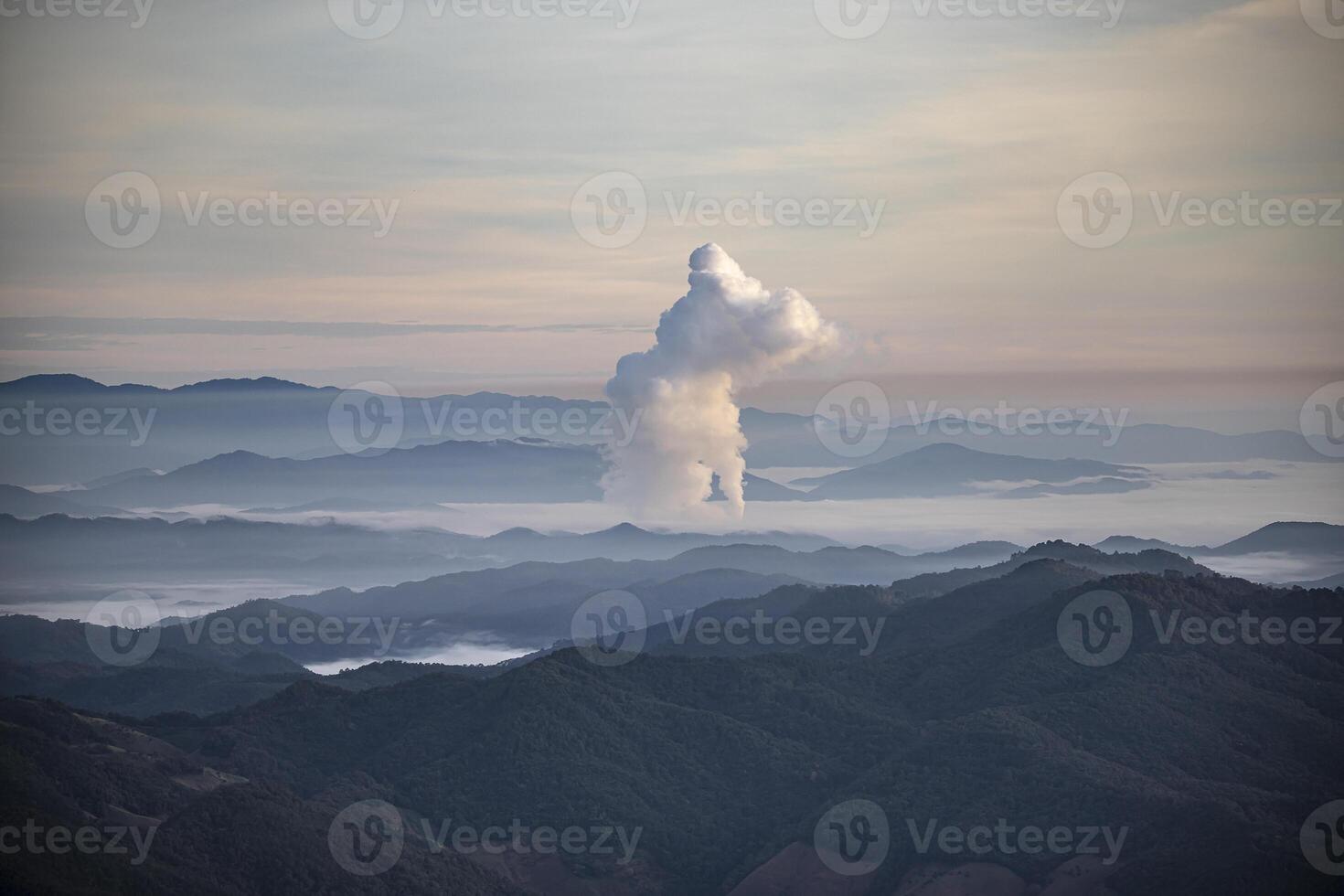 bellissimo mattina scenario con nebbia nel il sfondo a mae mah lignite carbone energia pianta, lampang, Tailandia industriale bianca vapore a partire dal raffreddamento e Torre tubi, industriale e ambientale temi foto