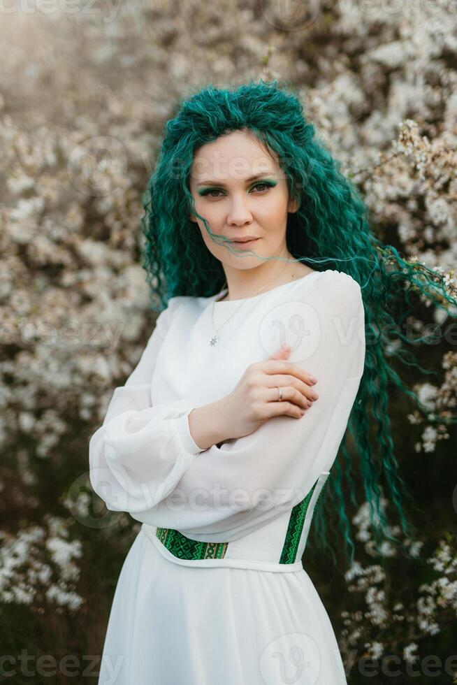 giovane ragazza sposa con verde capelli nel un' nazionale vestito foto