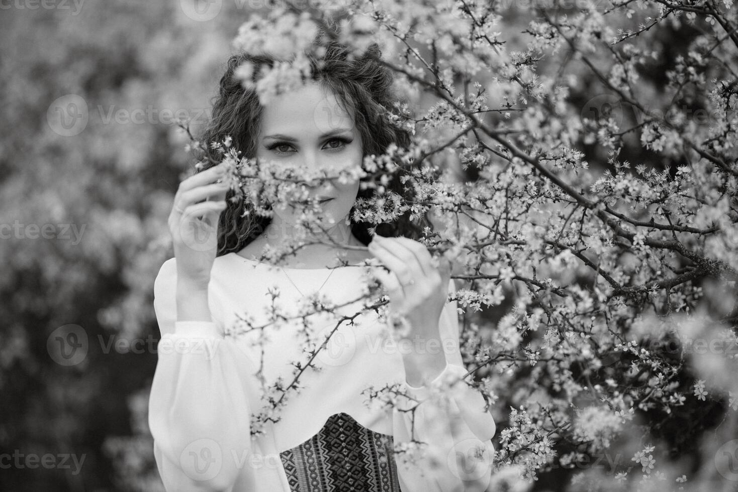 giovane ragazza sposa con verde capelli nel un' nazionale vestito foto