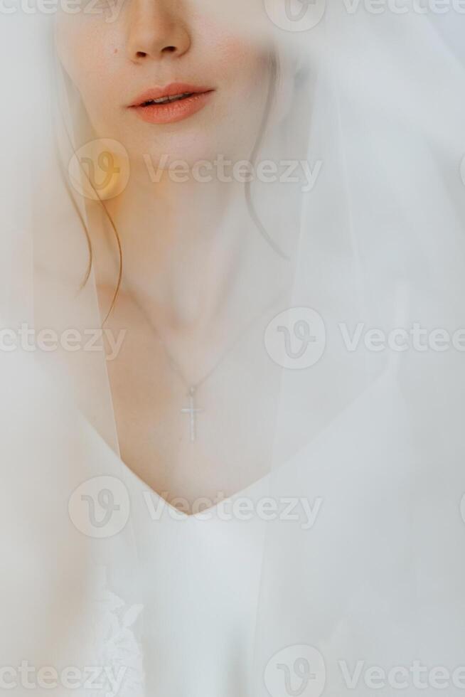 preparazioni per il sposa con il condimento di il nozze vestito foto