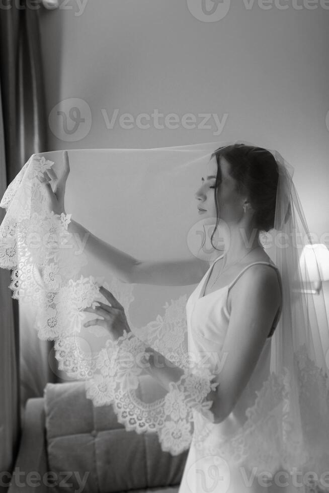 preparazioni per il sposa con il condimento di il nozze vestito foto