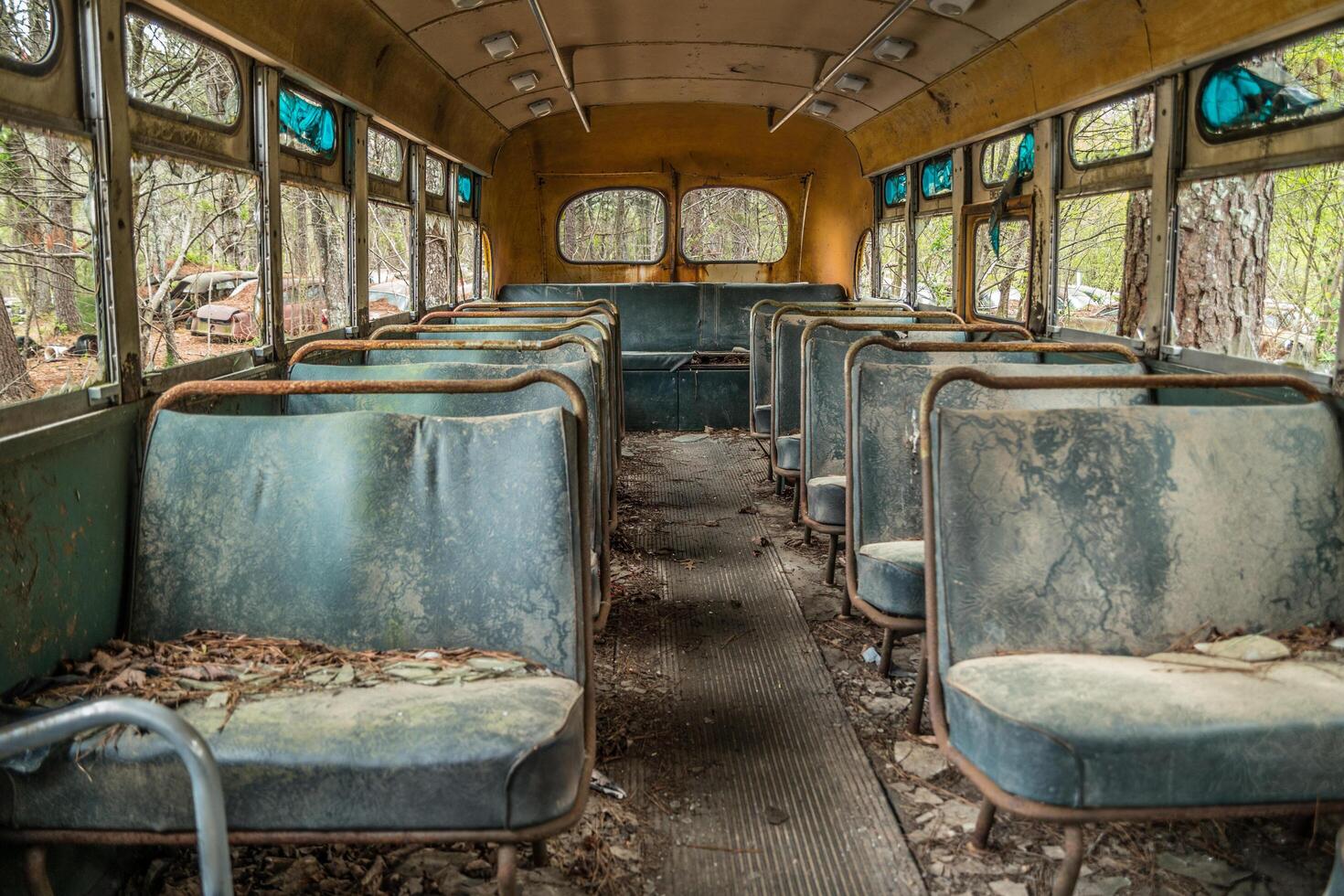 dentro di abbandonato scuola autobus foto