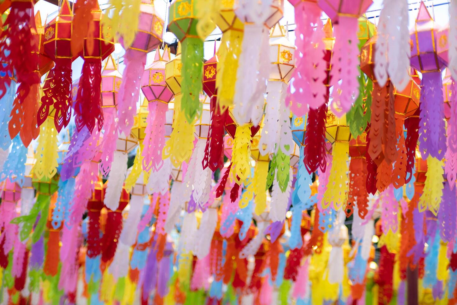 colorato lanna carta lanterne appendere nel lamphun templi. popolare lanterna Festival durante loy Krathong nel settentrionale Tailandia. tradizionale yi peng carta lanterna. il centinaio mille lanterna Festival. foto