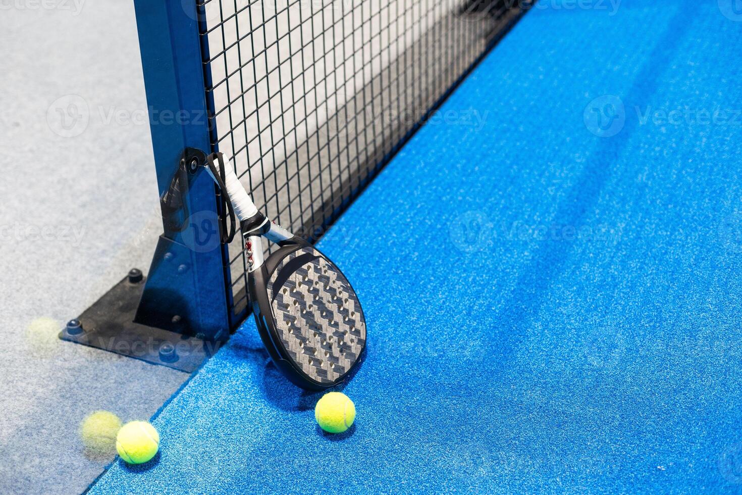 pagaia tennis racchetta, palla e netto su il Tribunale foto