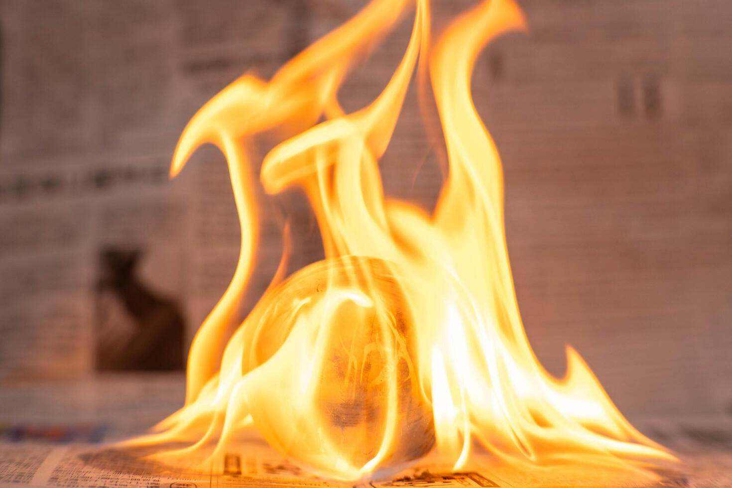 bicchiere globo su fuoco. pianeta terra ardente. globale riscaldamento e clima modificare concetto. foto