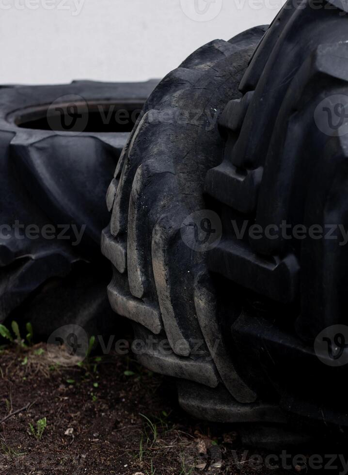 vecchio grande camion pneumatici. foto