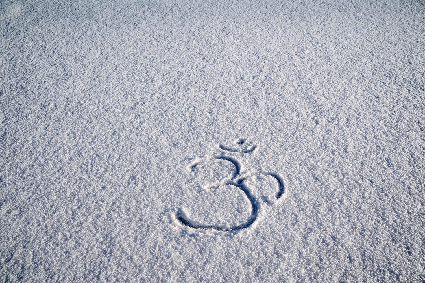 un iscrizione su il neve. buddista cartello per meditazione. om Shanti. meditazione, raggiungimento zen, un' senso di calma e la tranquillità foto