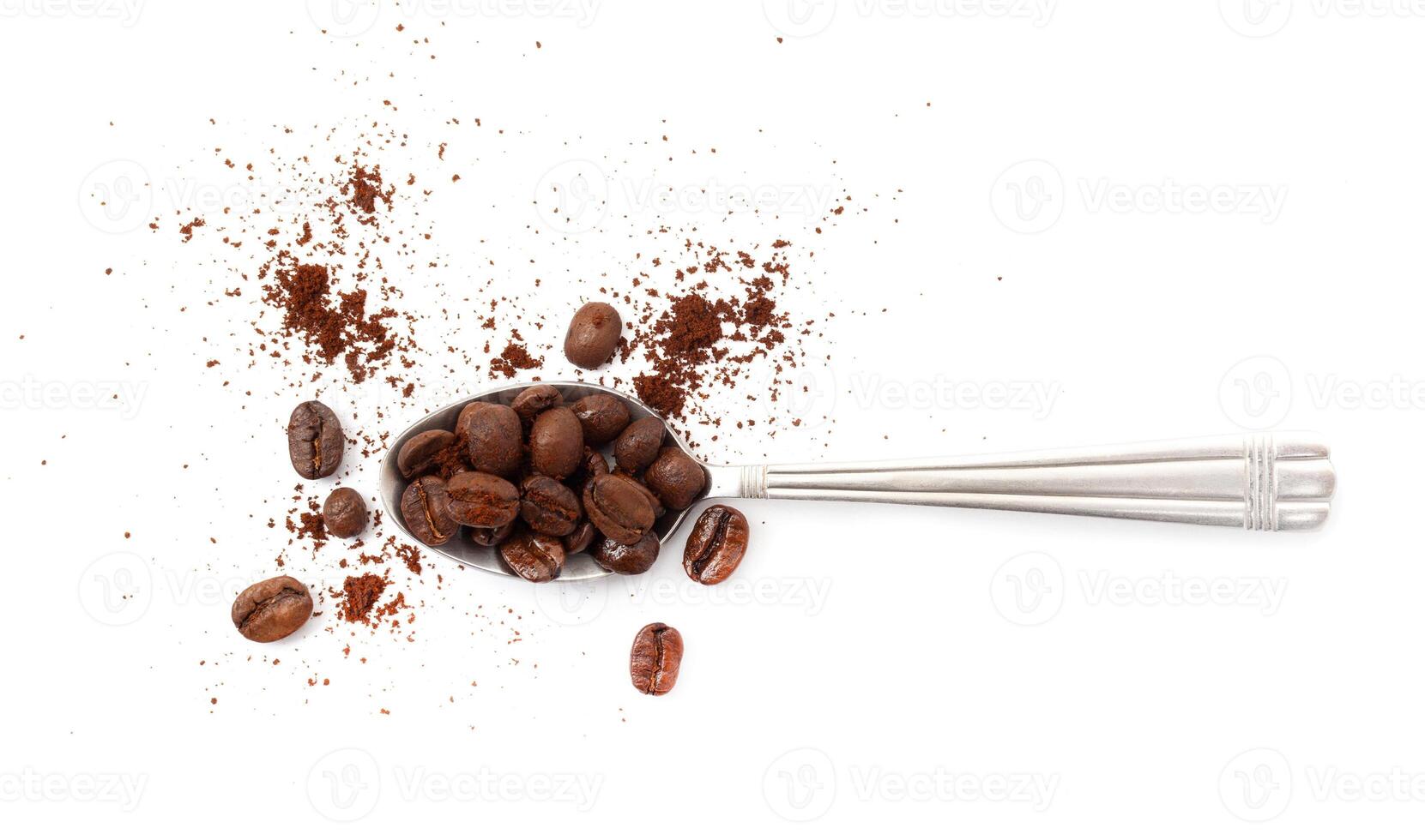 chicchi di caffè tostati in un cucchiaio foto