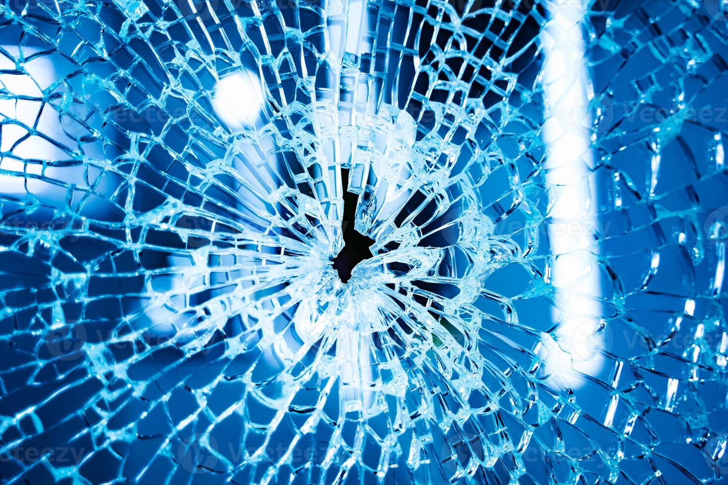 rotto bicchiere finestra. blu sfondo. avvicinamento. foto