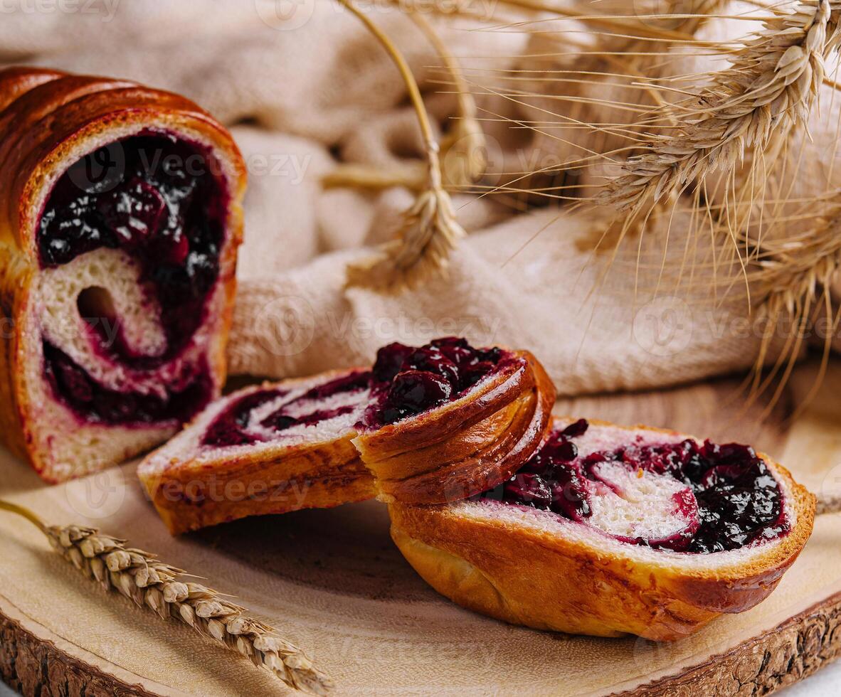 grande ciambella con ciliegia marmellata su di legno tavola foto