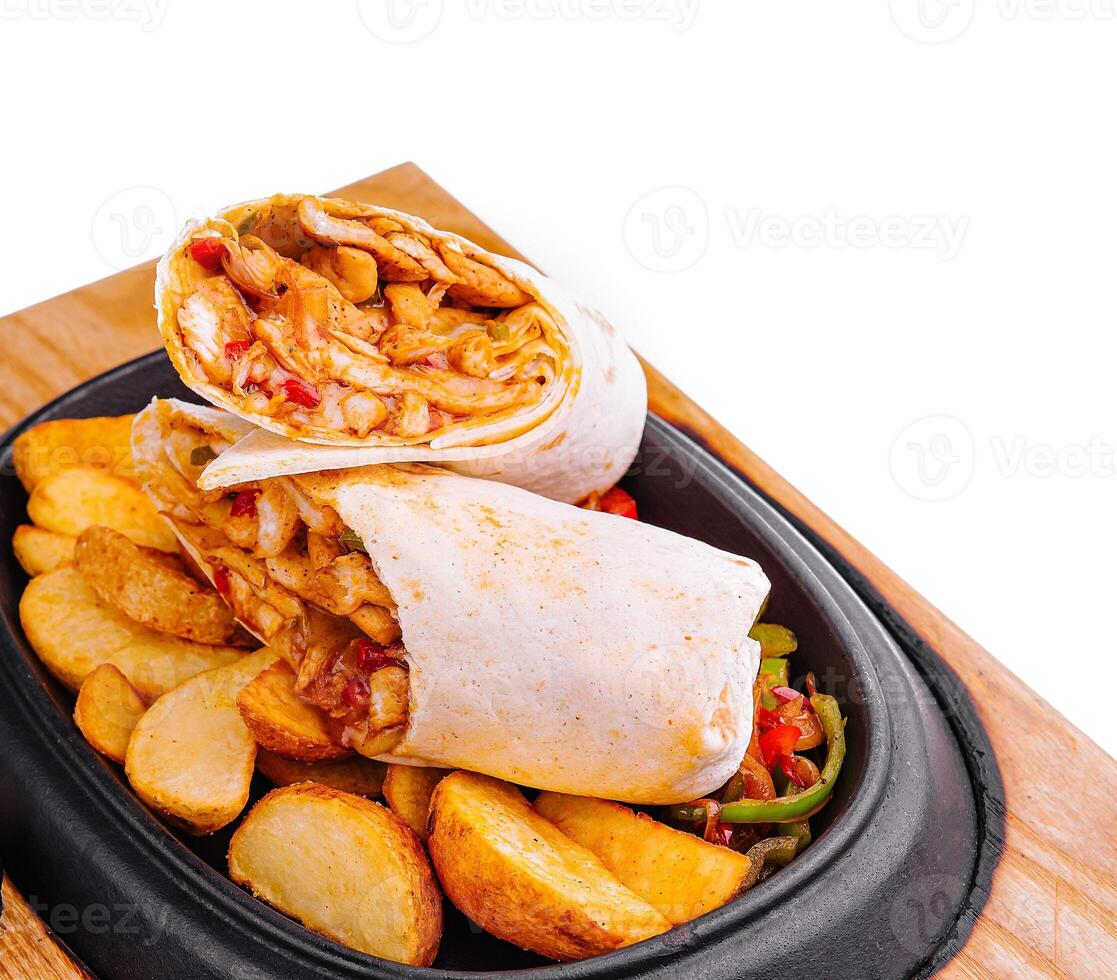 shawarma con fritte Patata cunei e diverso salsa foto