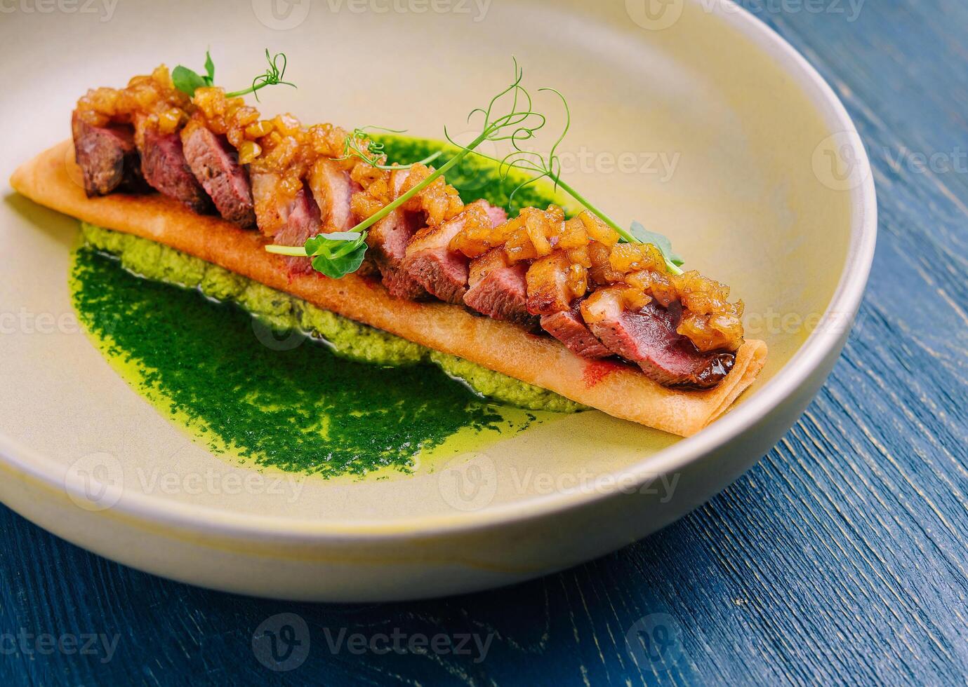 pancake con pesto salsa, prosciutto e cipolle foto